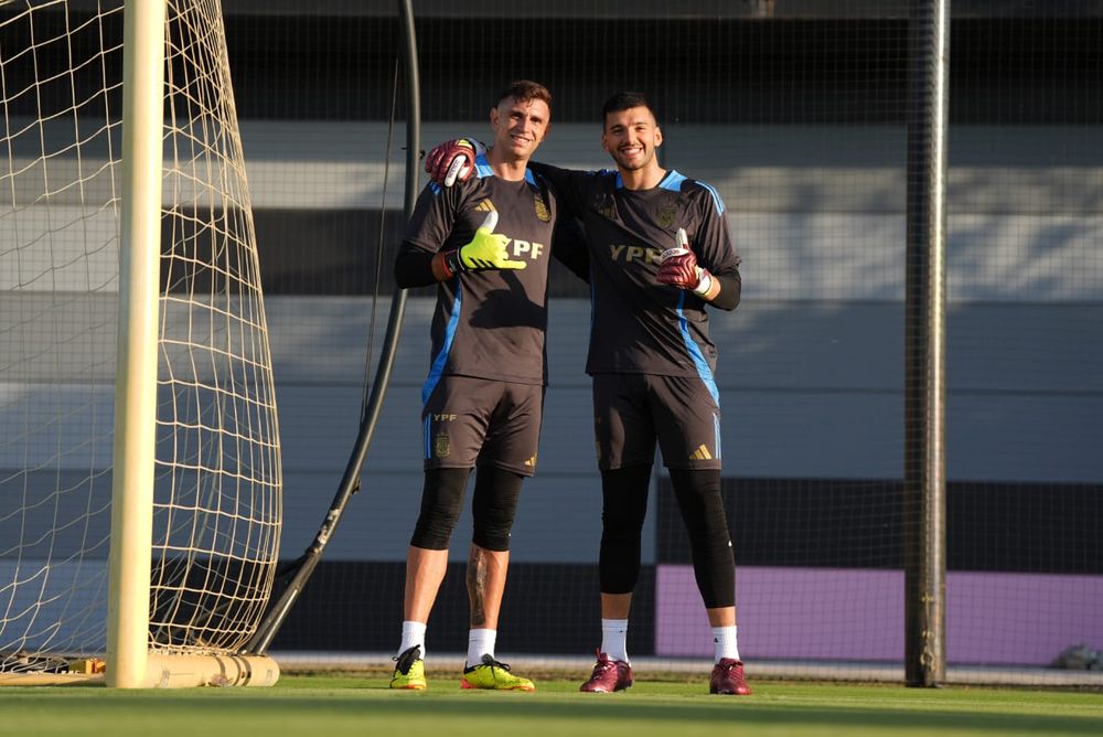 Dibu Martínez sonríe junto a Gerónimo Rulli, los arqueros de la Selección (Prensa AFA)