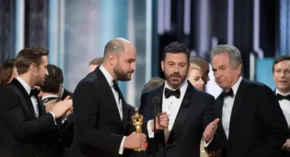 El productor de La La Land Jordan Horowitz con la estatuilla en la mano, el presentador Jimmy Kimmel y el actor Warren Beaty
