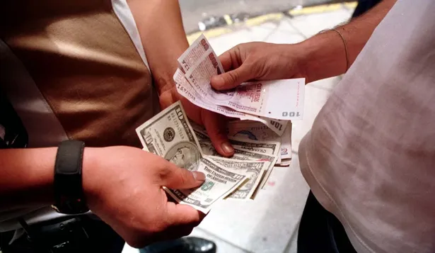 Cambio de dólares por pesos argentinos en el mercado negro. (Archivo)