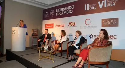 Elena Tejeira durante su discurso en la apertura del congreso de Omeu, junto al director de la OPP, Álvaro García y directivas de organizaciones nacional y regionales de mujeres empresarias