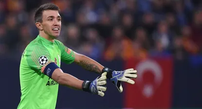 Fernando Muslera defendiendo a Galatasaray de Turquía