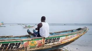 Imagen de archivo de un hombre sobre un cayuco en Thiaroye-sur-mer, comuna de Dakar