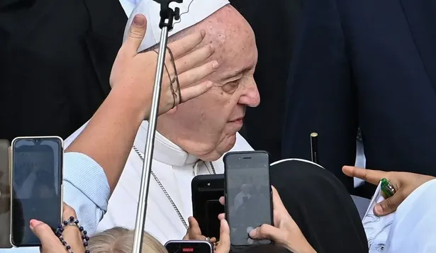 El cardenal Angelo Becciu es uno de los más influyentes del Vaticano y colaborador cercano del papa Francisco.