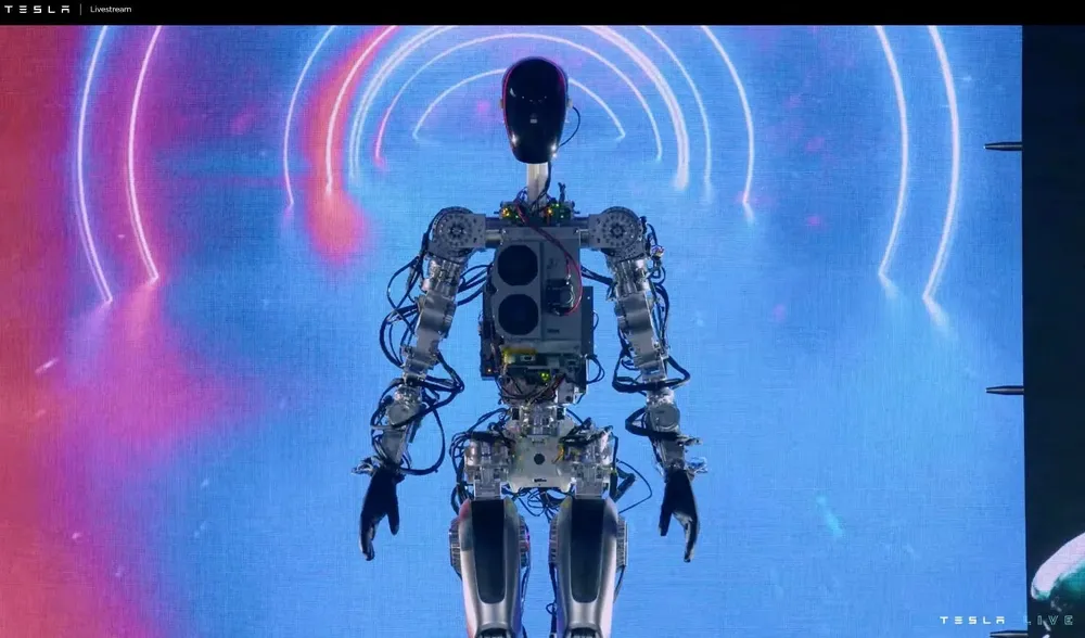 Esta captura de pantalla de video tomada de la transmisión en vivo del Tesla AI Day 2022 muestra el robot prototipo Bumble C caminando en el escenario en Palo Alto, California, el 30 de septiembre de 2022