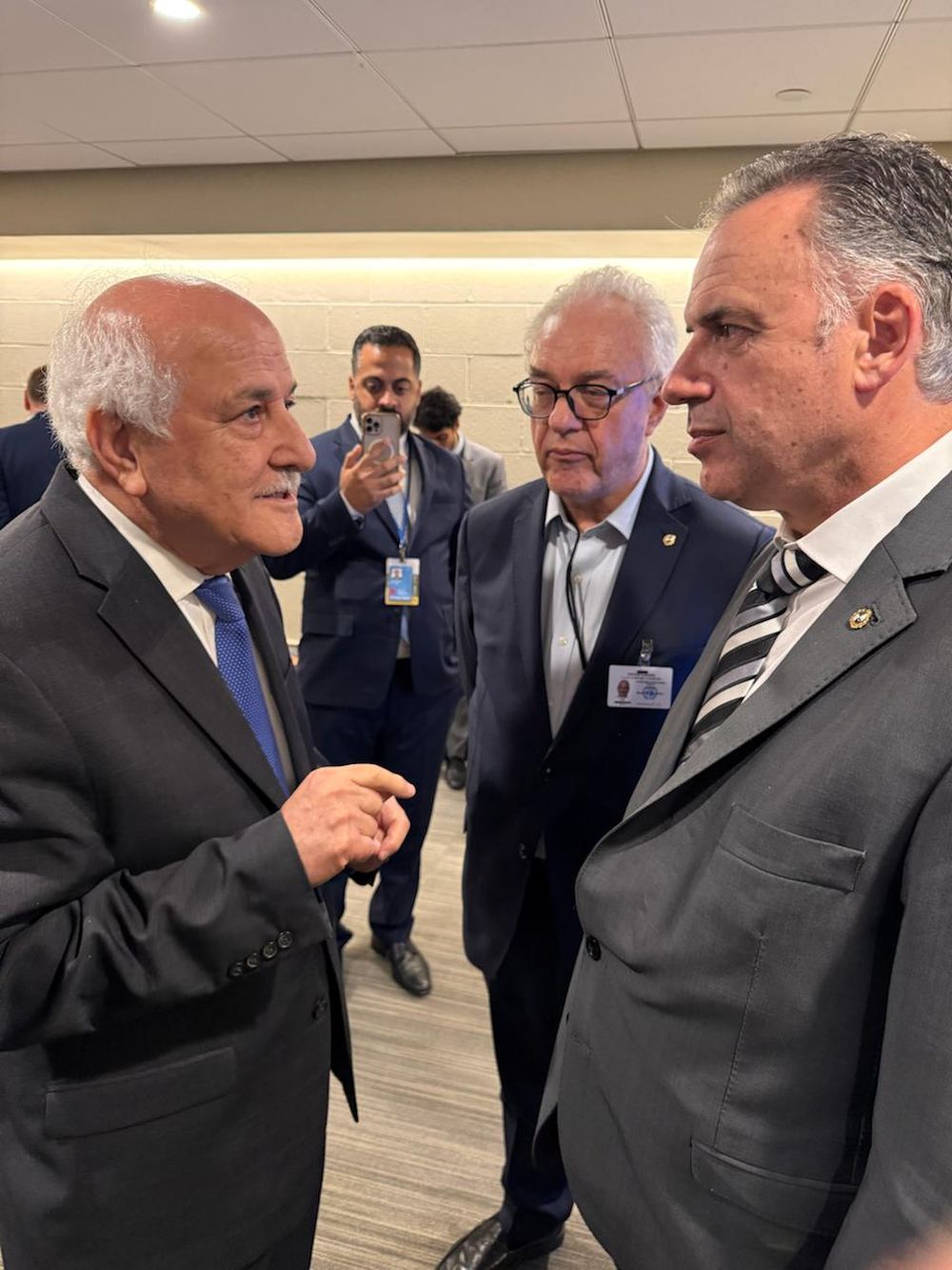 Yamandú Orsi junto al canciller Mario Lubetkin y el embajador de Palestina ante la ONU
