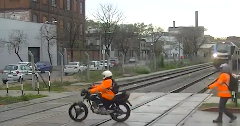 Motociclista cruzó una vía con las barreras bajas