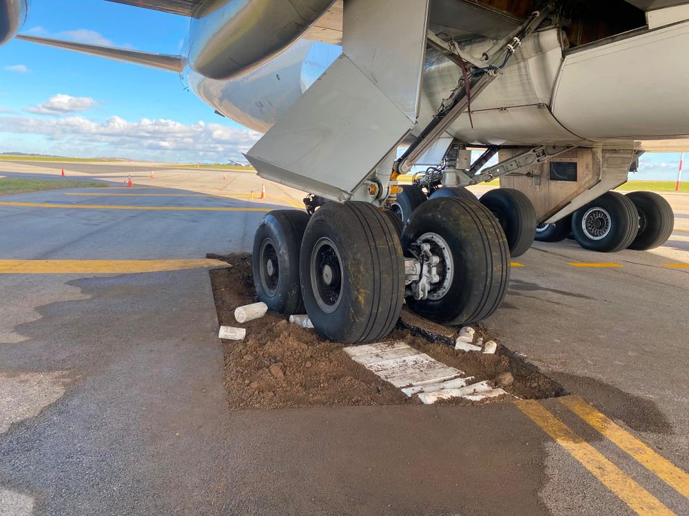 Avión carguero terminó con sus ruedas enterradas en el pavimento de la pista del Aeropuerto de Carrasco
