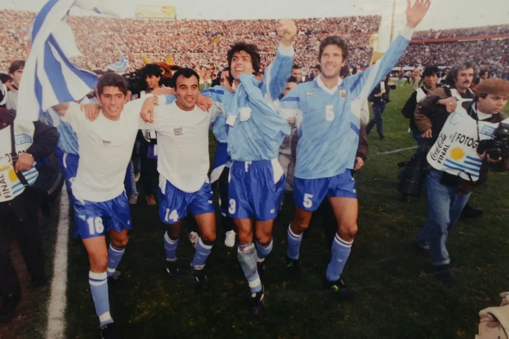 Diego López, Gustavo Méndez, Eber Moas y Álvaro Gutiérrez, dan la vuelta olímpica tras ganarle a Brasil en el estadio Centenario