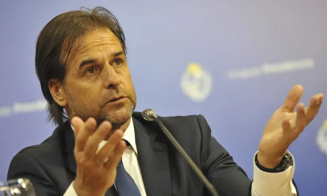 Foto de archivo. El presidente Lacalle Pou brindó una conferencia este martes tras llegar de su viaje oficial en Catar