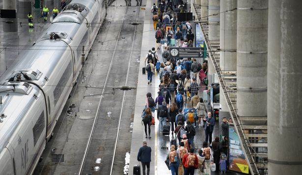 Pasajeros varados en el feriado puente en la estación de Atocha.