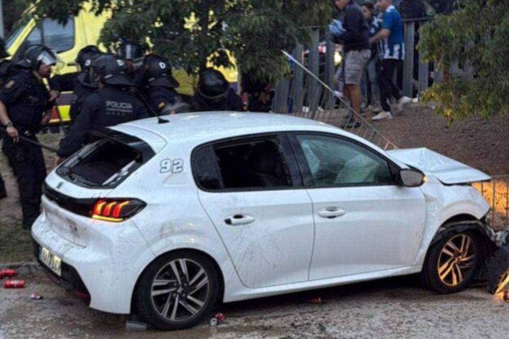 IMÁGENES IMPACTANTES: así atropelló la conductora a hinchas del Espanyol en Cornellà: 17 heridos.