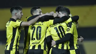 Peñarol festeja la victoria holgada frente a Boston River