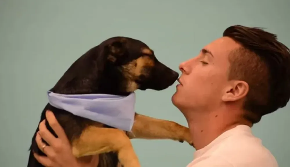 Josema Giménez con uno de los perros de Animales sin hogar