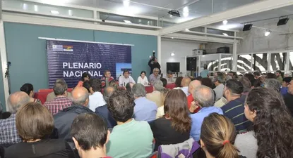 Plenario del Frente Amplio dónde se discutió la firma del TLC con Chile. Archivo 