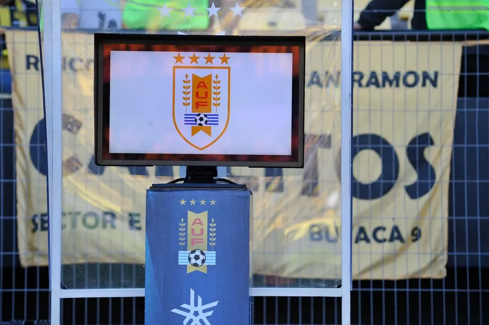 VAR en Uruguay, un tema que sigue dando vueltas en la agenda diaria