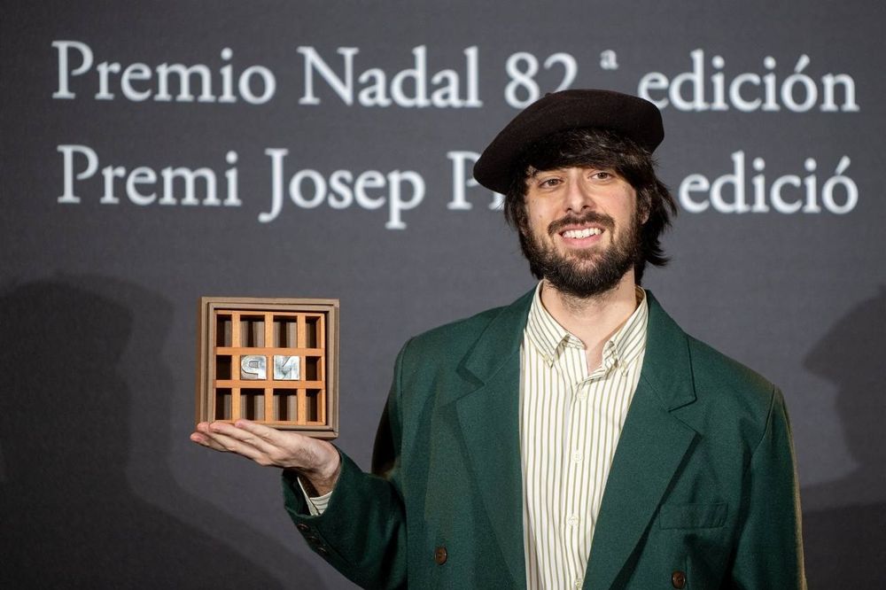 El escritor David Uclés con el premio Nadal a su novela.