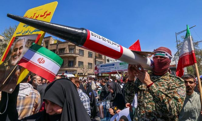 Protesta en Irán en abril de 2024 por el asesinato de miembros de la Guardia Revolucionaria.