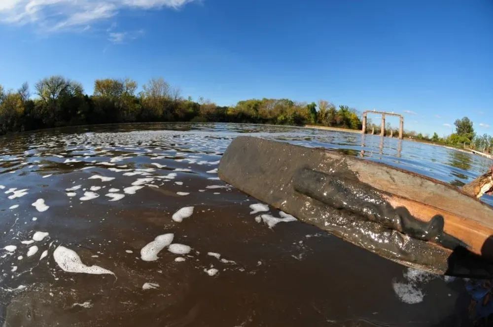 Barro y espuma cubren la superficie del río cerca de la represa de Aguas Corrientes
