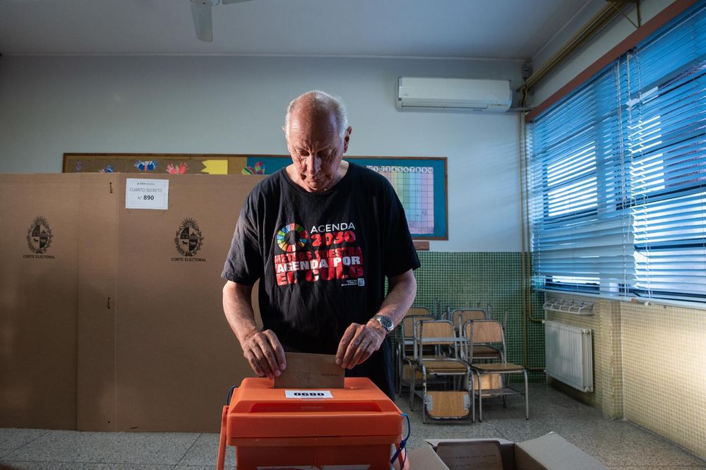 Gustavo Salle Lorier, candidato de Identidad Soberana, tras votar en las Elecciones Uruguay 2024