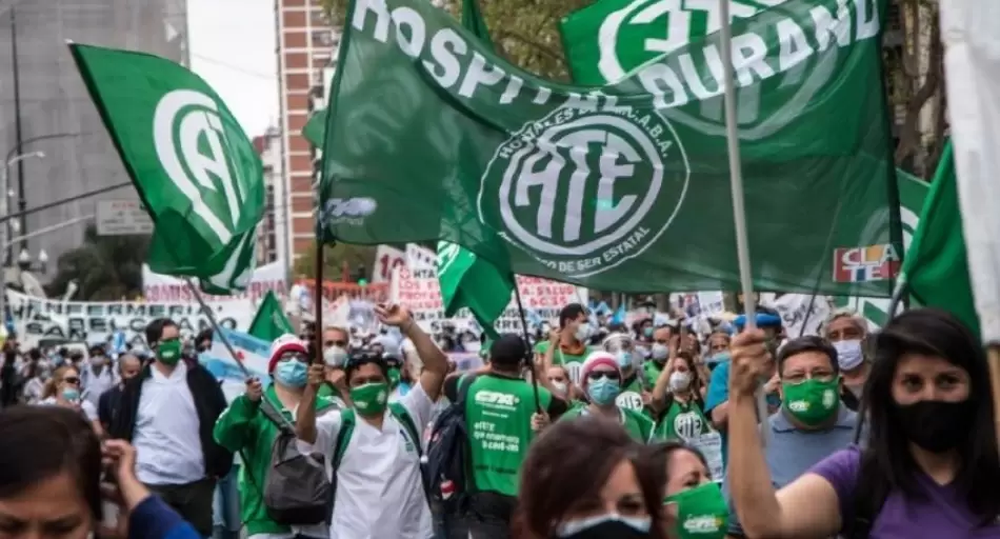 El Gobierno de Javier Milei despidió a 5.000 empleados estatales en 3 días y amenaza con más recortes