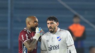 Luis Mejía y Agustín Rogel en Nacional vs Danubio
