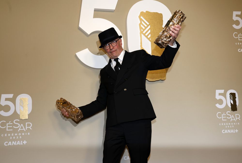 El director francés Jacques Audiard posa con sus premios César durante la 50ª ceremonia anual de premios César celebrada en la sala de conciertos Olympia de París.
