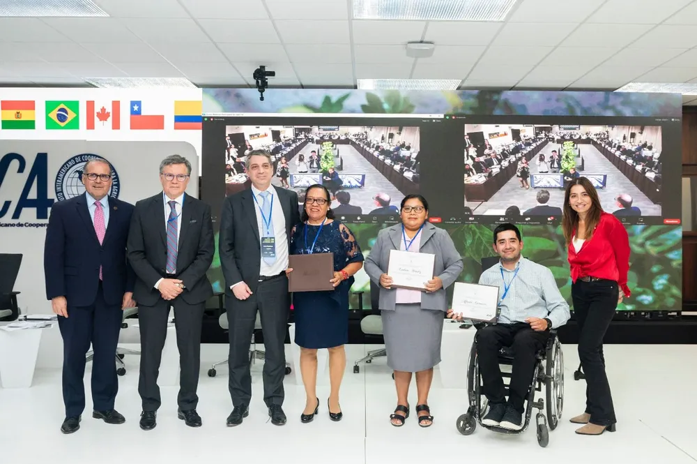 Lloyd Day, Subdirector General del IICA; Manuel Otero, Director General del IICA; Ariel Martínez, Subsecretario de Coordinación Política del Ministerio de Agricultura, Ganadería y Pesca de Argentina; Rosamund Benn, Eodora Méndez y Alfredo Carrasco, líderes de la ruralidad y Pía Castro, periodista de DW de  Alemania y moderadora del acto de reconocimiento.