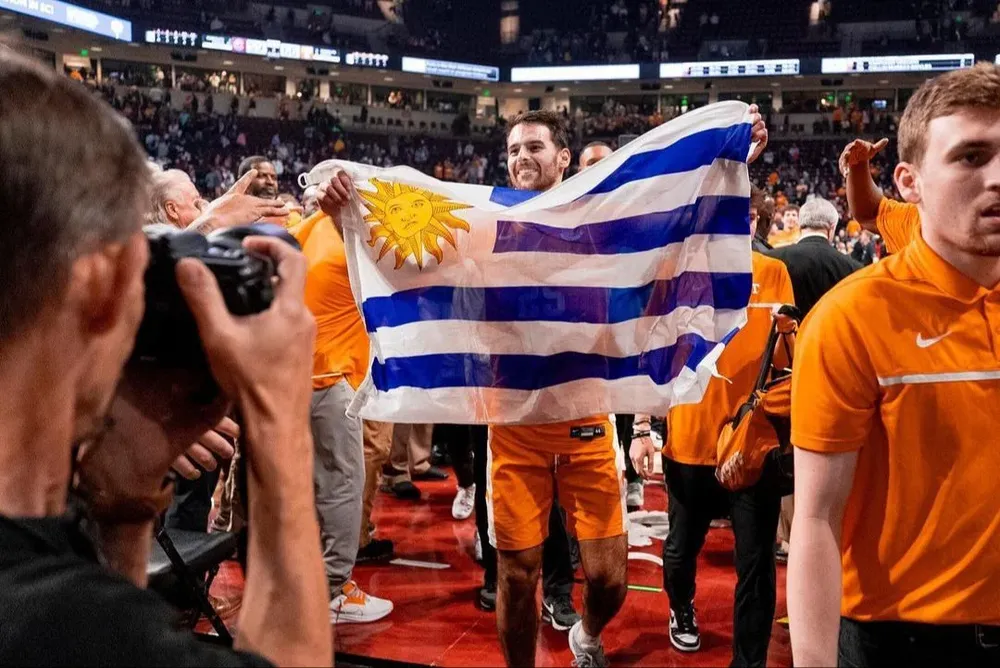 Santiago Vescovi festeja el título con la bandera uruguaya