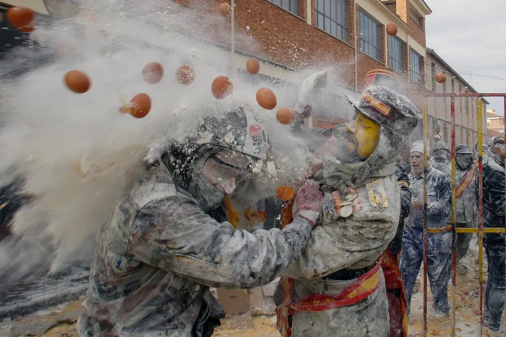 Guerra de huevos y harina en Alicante.