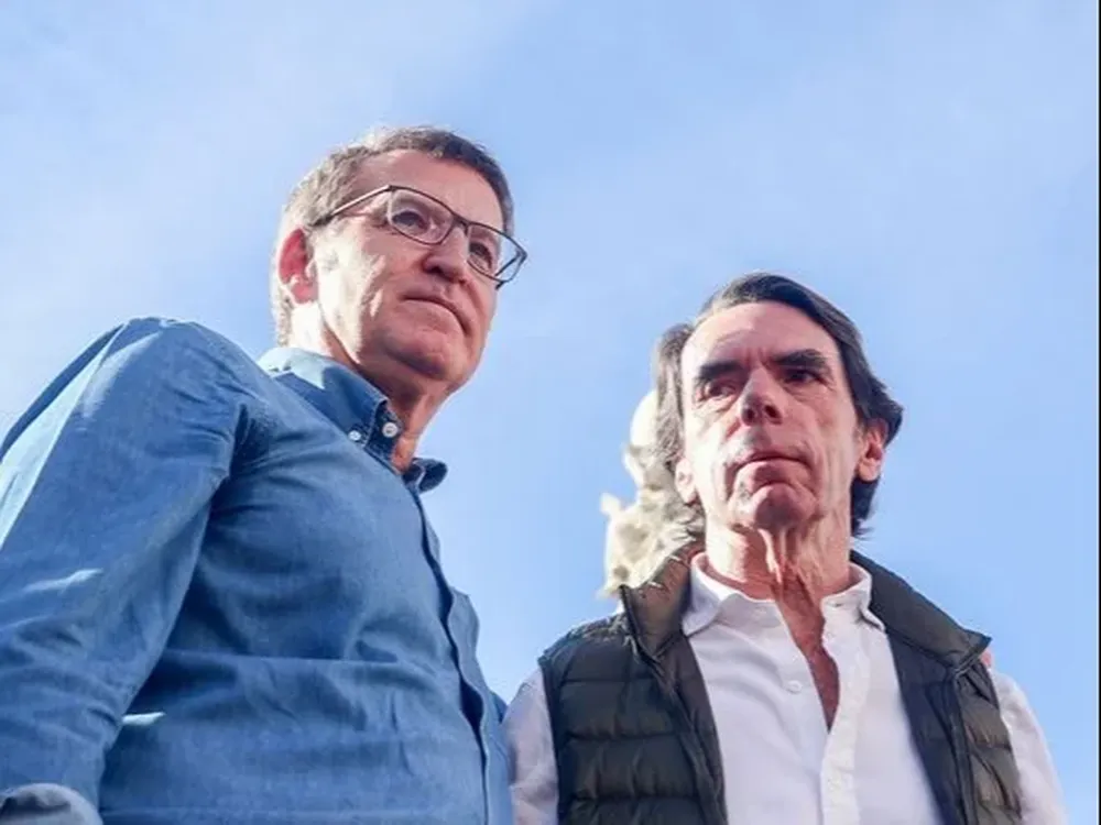 El líder del PP, Alberto Núñez Feijóo (i), junto al expresidente del Gobierno, José María Aznar.