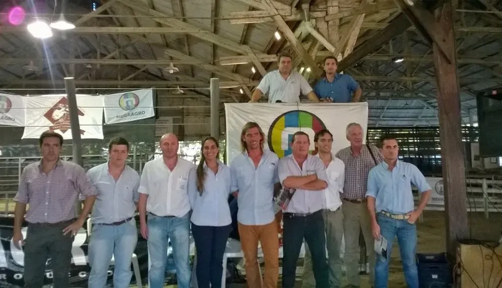 El equipo de MegaAgro con los principales de cabaña Tres Árboles al comienzo del remate
