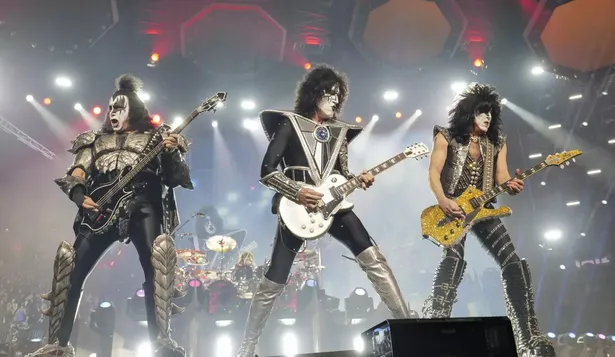 Gene Simmons, de izquierda a derecha, Tommy Thayer, y Paul Stanley de KISS se presentan en el último concierto de la gira de despedida “Kiss Farewell Tour” en el Madison Square Garden en Nueva York
