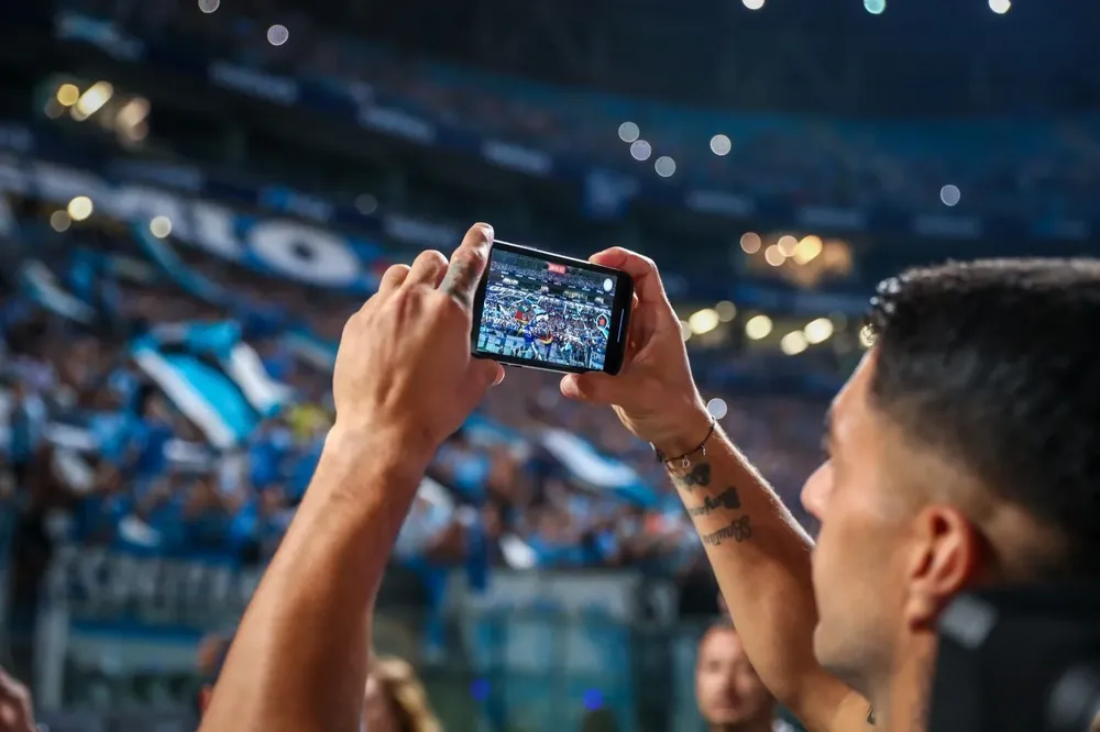 Luis Suárez filmando su presentación en Gremio