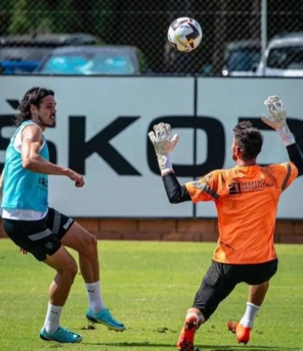 Edinson Cavani hizo fútbol con Valencia