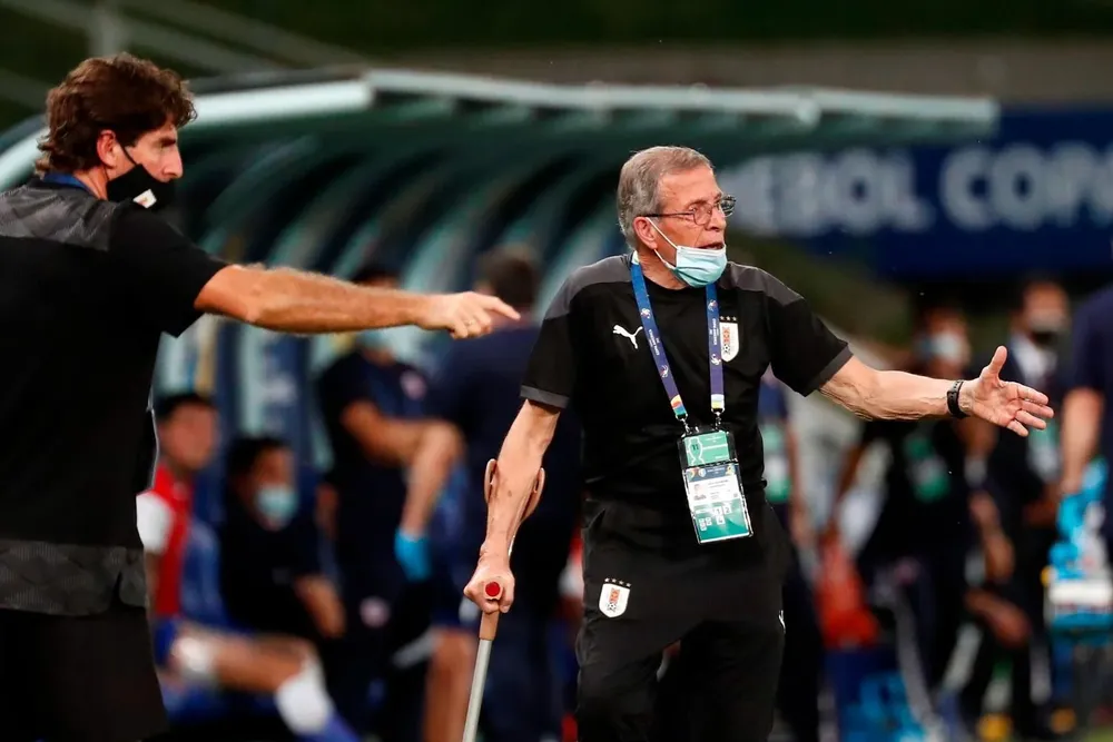Tabárez se acerca a la línea a dar indicaciones