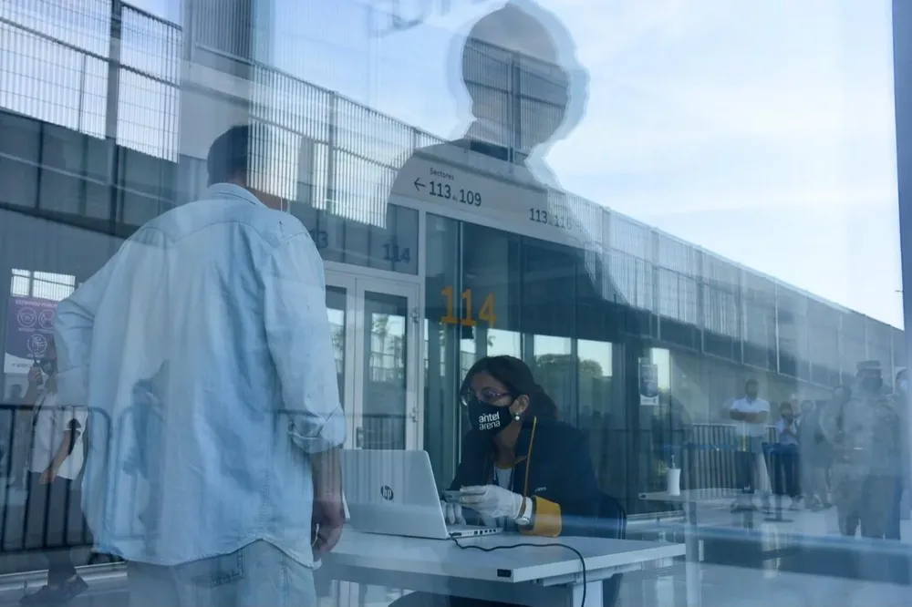 Uruguay espera para este domingo la llegada del primer lote de vacunas Astrazeneca