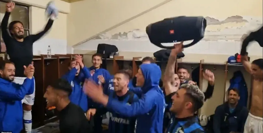 Festejo en el vestuario de Liverpool en Flores