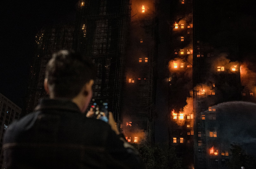 Las autoridades desplegaron cientos de bomberos para intentar sofocar las llamas.