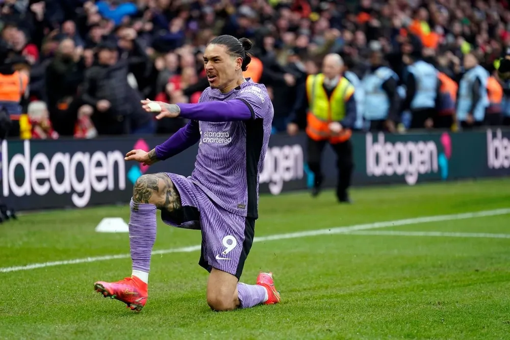 Andy Carroll de mierda le gritaron los del Forest a Darwin