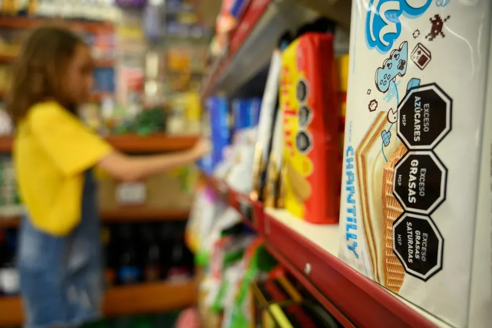 Prohibida la venta de alimentos con exceso de grasa y azúcar en las cantinas escolares