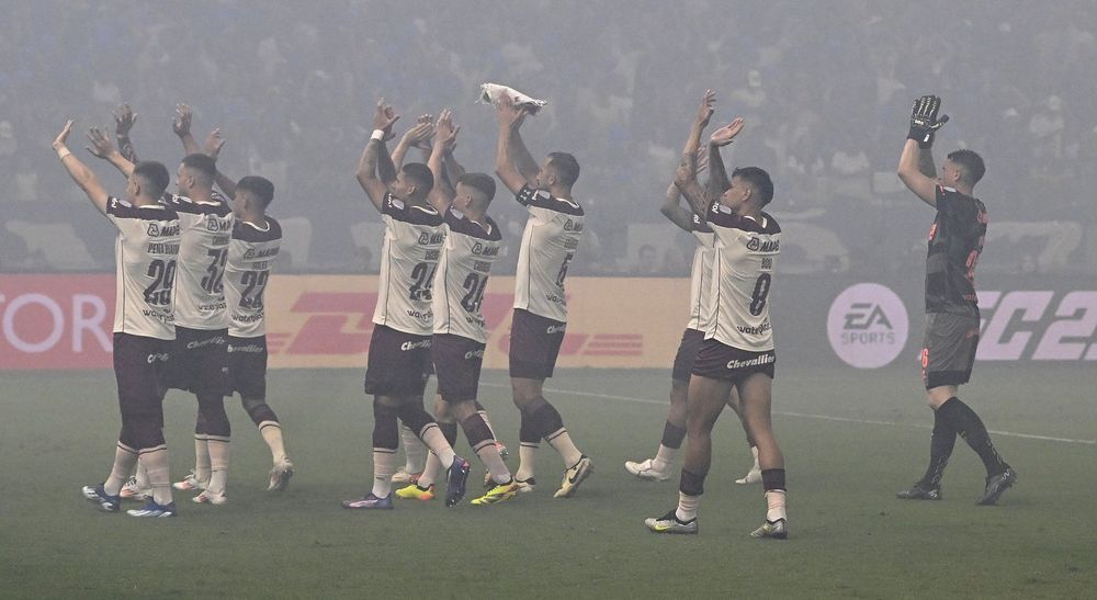 Los jugadores de Lanús saludan a su hinchada antes de jugar ante Cruzeiro por Copa Sudamericana