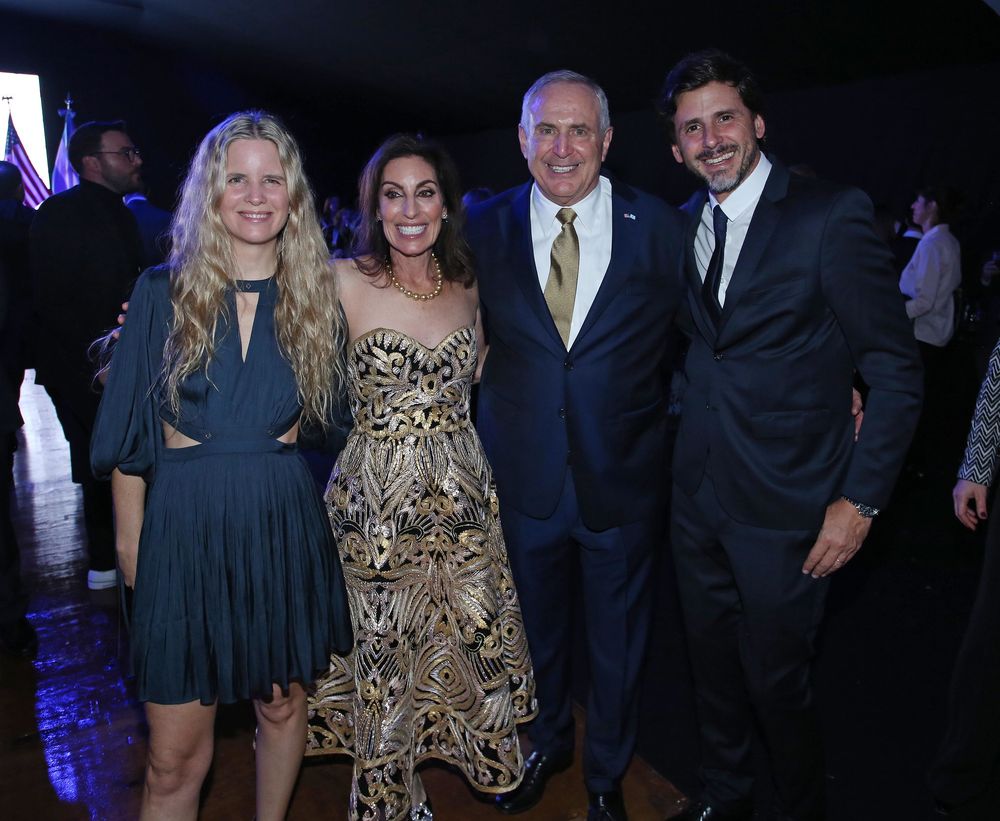 El embajador Marc Stanley y su esposa Wendy junto al CEO de Telefé Darío Turovelzky y su esposa Sofía Soldati