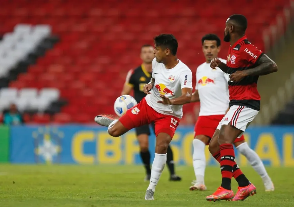 Aderlan anota para Bragantino ante Flamengo