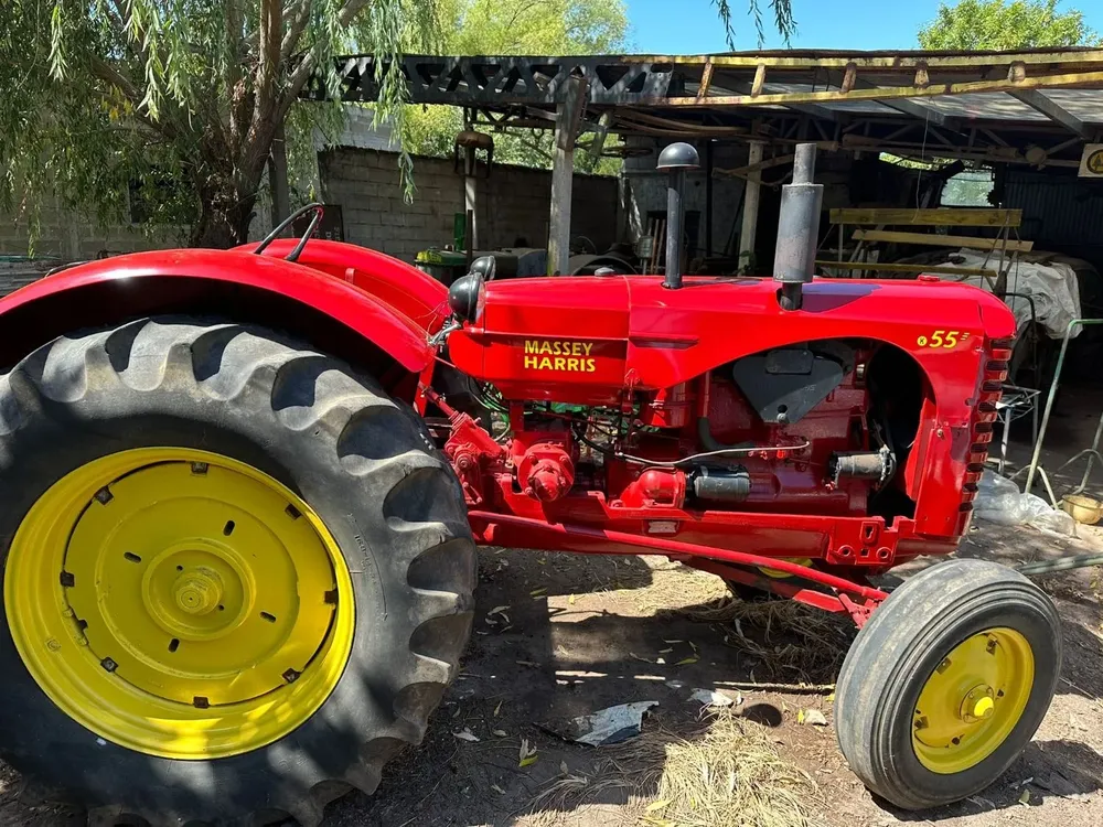 Uno de los tractores que está listo, esperando su traslado al campo de la exposición.