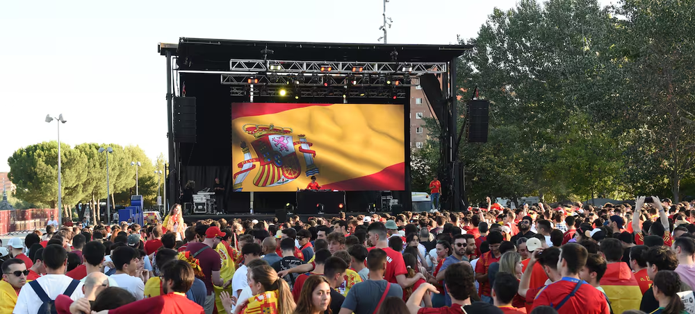 Grandes y chicos reunidos para alentar a La Roja.