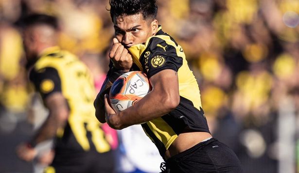 Matías Arezo celebra su gol para Peñarol ante Nacional por la final de la Liga AUF Uruguaya