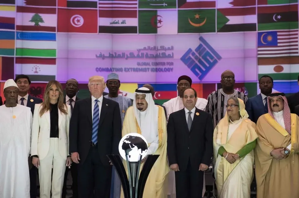 Trump, su esposa Melania, el rey de Arabia Saudí Salman bin Abdulaziz al-Saud (C), y el presidente egipcio Abdel Fattah el-Sisi, en el centro de combate a la ideología extremista en Riyad, el pasado domingo.