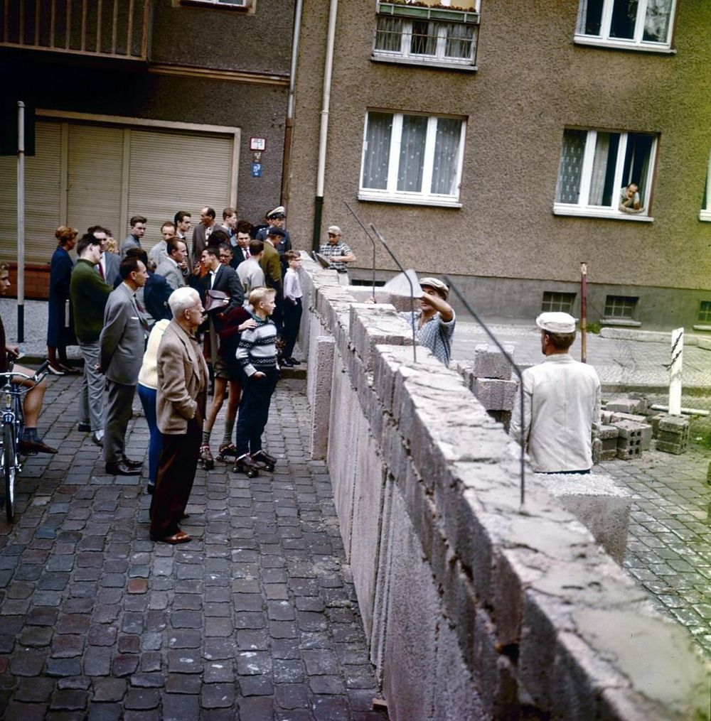 Calles, plazas y casas quedaron divididas por la construcción del muro.