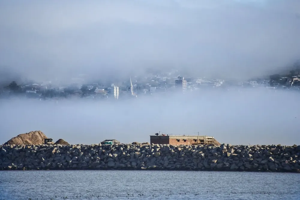 Así la niebla tapó el Cerro de Montevideo en la tarde de este martes.