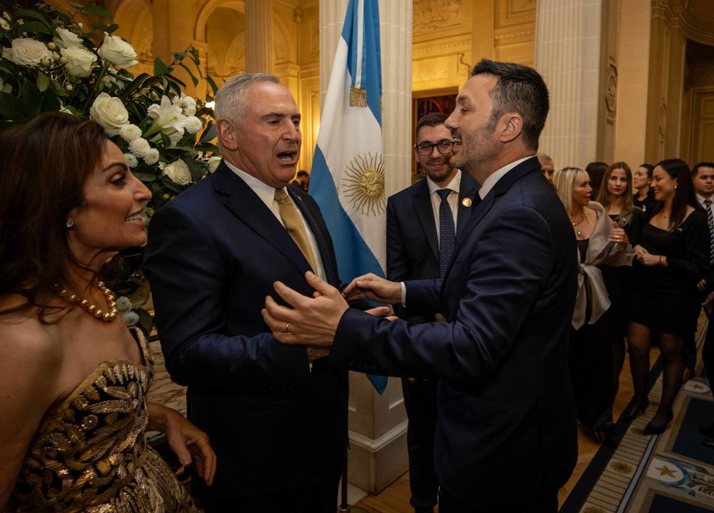 El ministro de Defensa Luis Petri saluda al embajador Marc Stanley